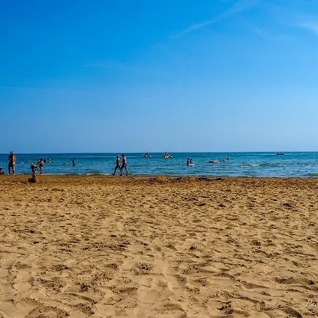 Delightful Seaside Flat With Ac - Beahost